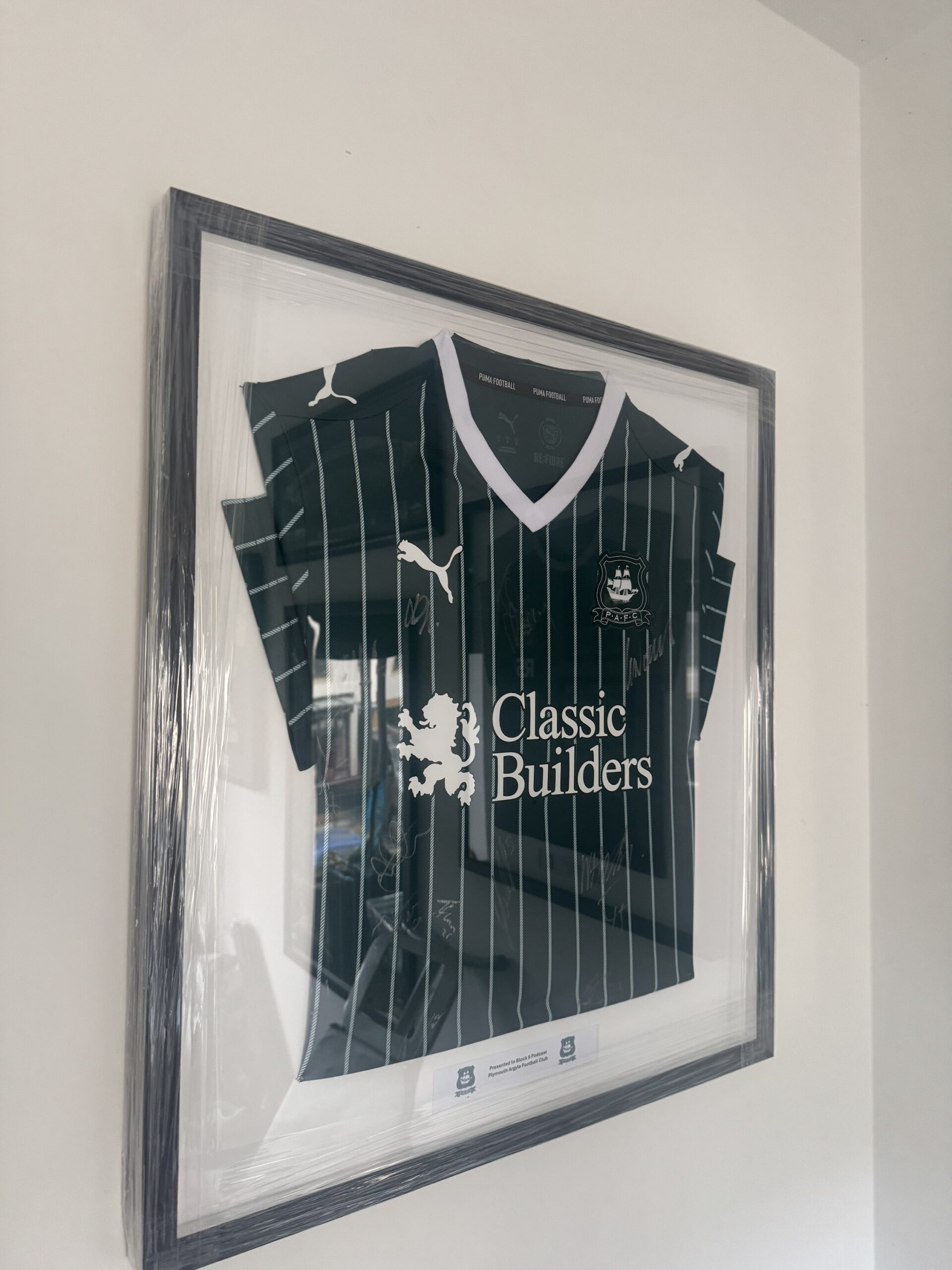 Signed and Framed 26/27 Home Shirt - Image 4