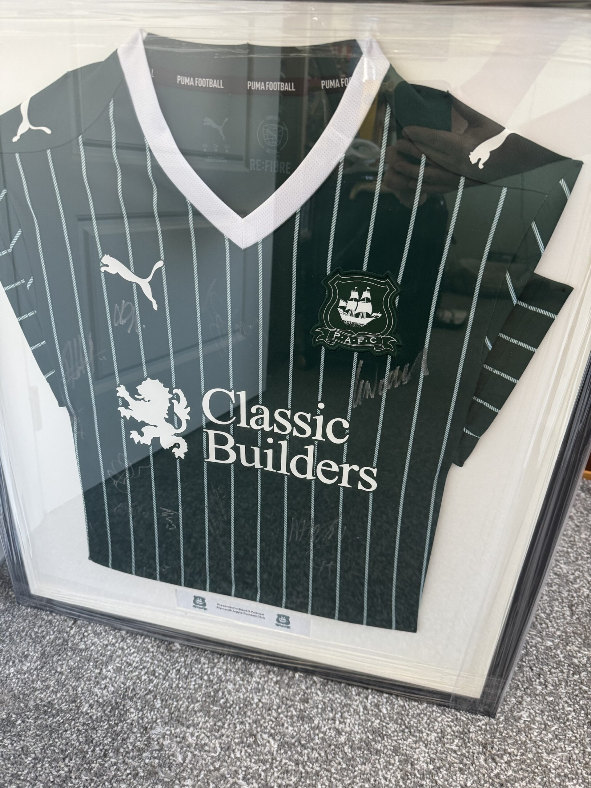 Signed and Framed 26/27 Home Shirt - Image 3